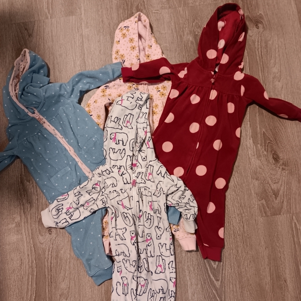 Carter's little girl winter Bundle onesie sets. 4 pieces. Size 9 months